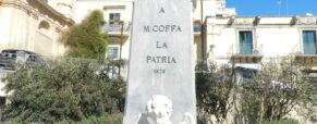 Al monumento di Mariannina Coffa: uno sfregio o un errore lavorativo? Attendiamo risposta!